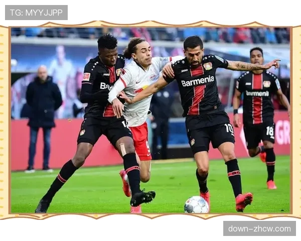 特写：布伦特福德主场蜜蜂玩偶因强风坠落，比赛短暂中断